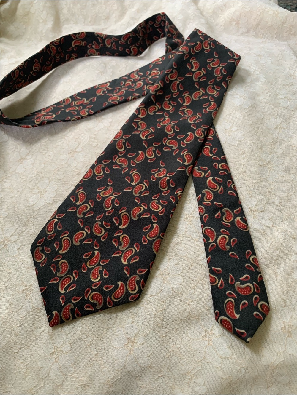 Vintage Wallace Corning Westchester Paisley Silk Tie Mens Black Red Gold 3.5x56